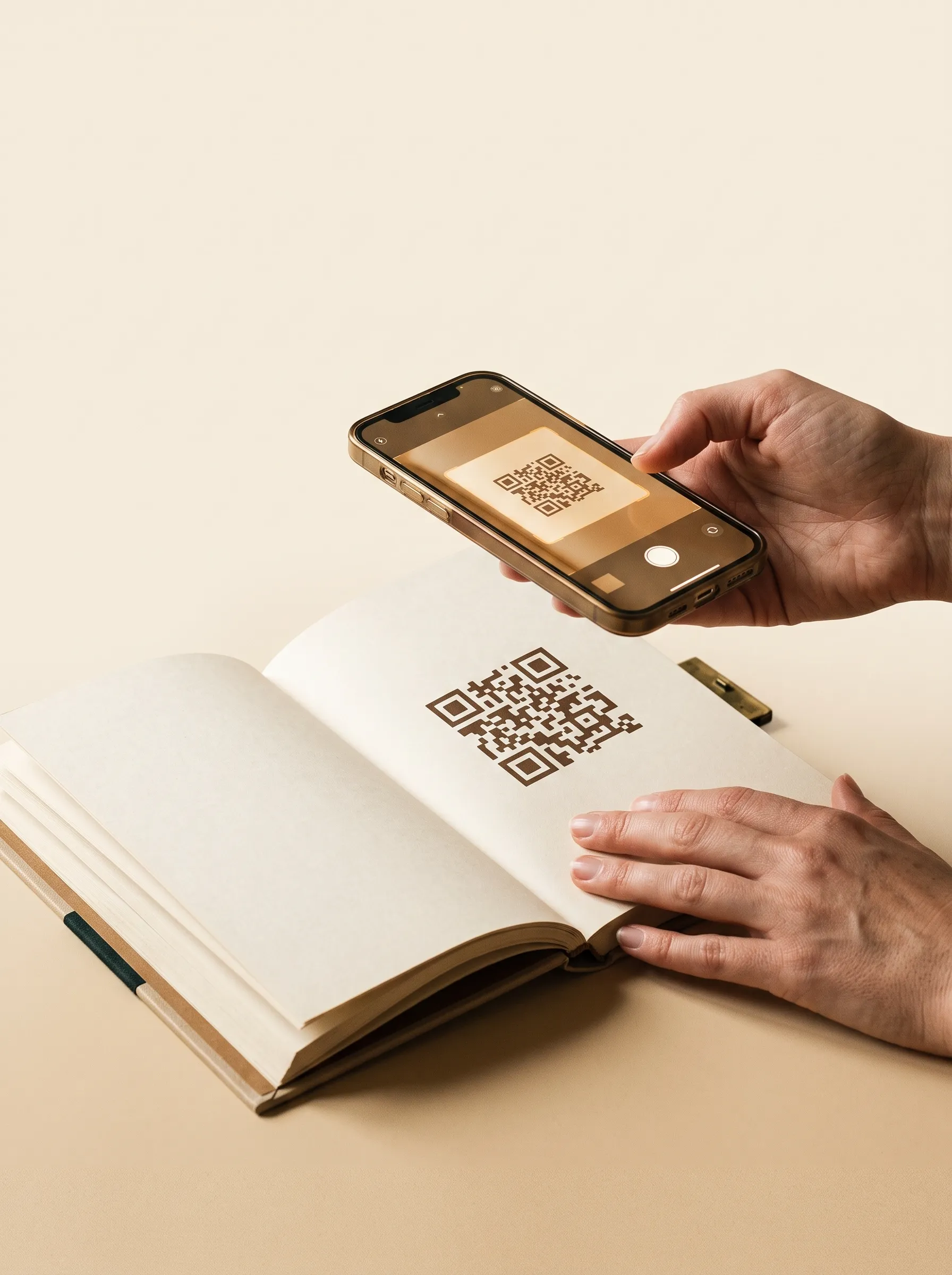 Телефон считывает QR-код со страницы книги: ссылки открываются прямо из файла
