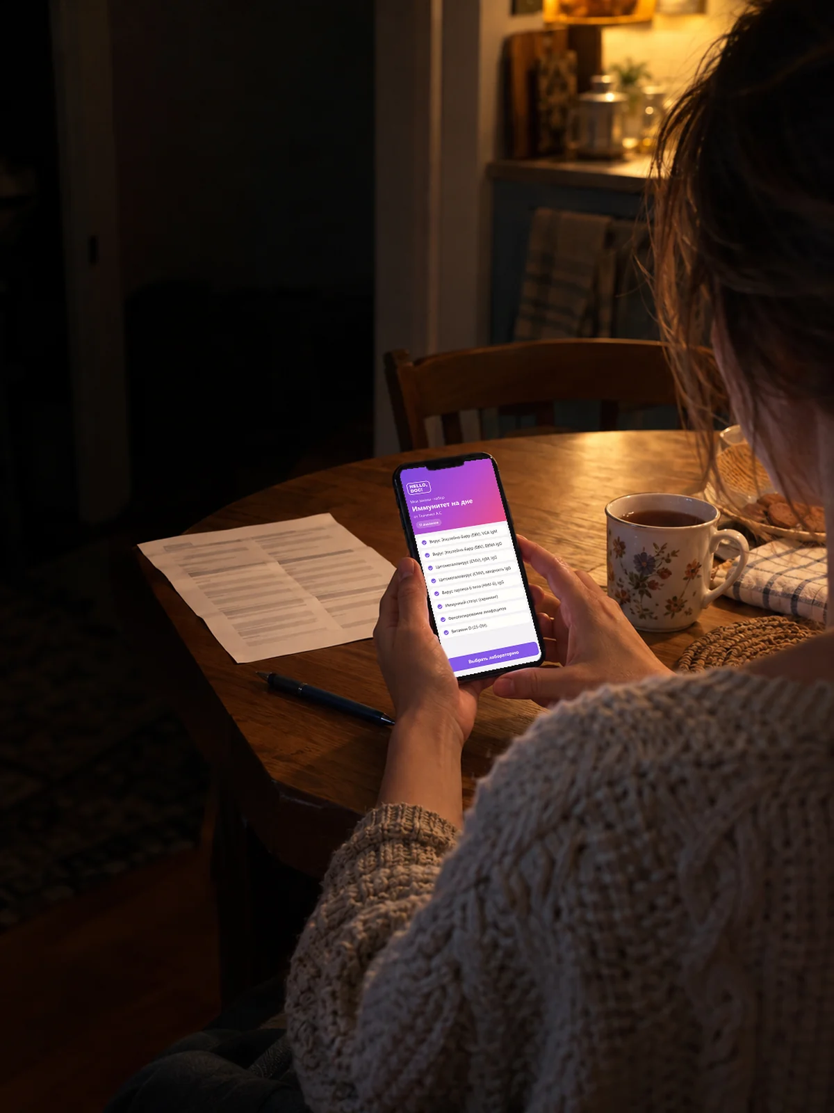 В руке телефон: в Hello, Doc! открыт набор анализов «Иммунитет на дне»